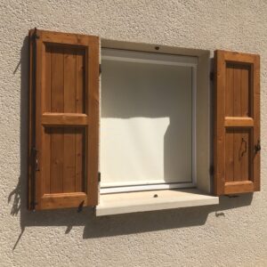 Store vertical électrique installée pour une maison à Têche, Isère.