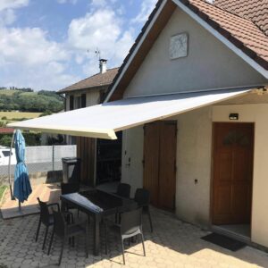 Un store de terrasse électrique pour créer une zone à l'ombre en Isère avec FAPS.
