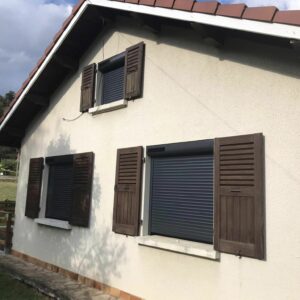 volets roulants solaires avec moustiquaires intégrées installés à Chatte en Isère par FAPS.