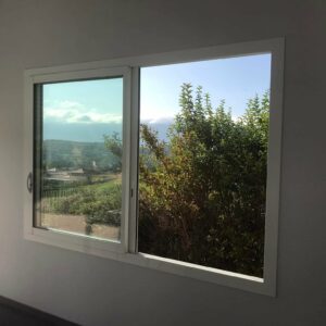 Installation et pose de fenetre pvc coulissante dans une construction neuve, un chantier FAPS en drôme.